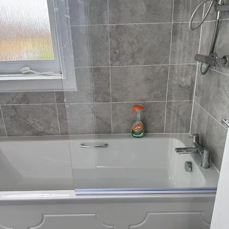 Luxurious 2 Bedroom House With Wifi בית הארחה לידס